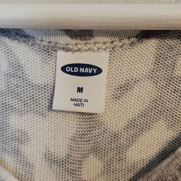 🌸3/$25 Old Navy Gray & White Leopard Print Top, Long Sleeve Tee, Size M - Picture 11 of 14